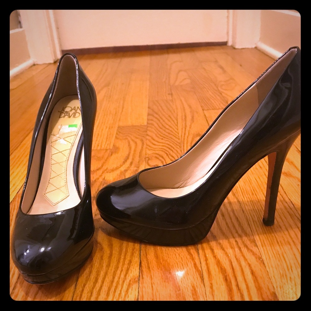 Black patent leather platform pumps